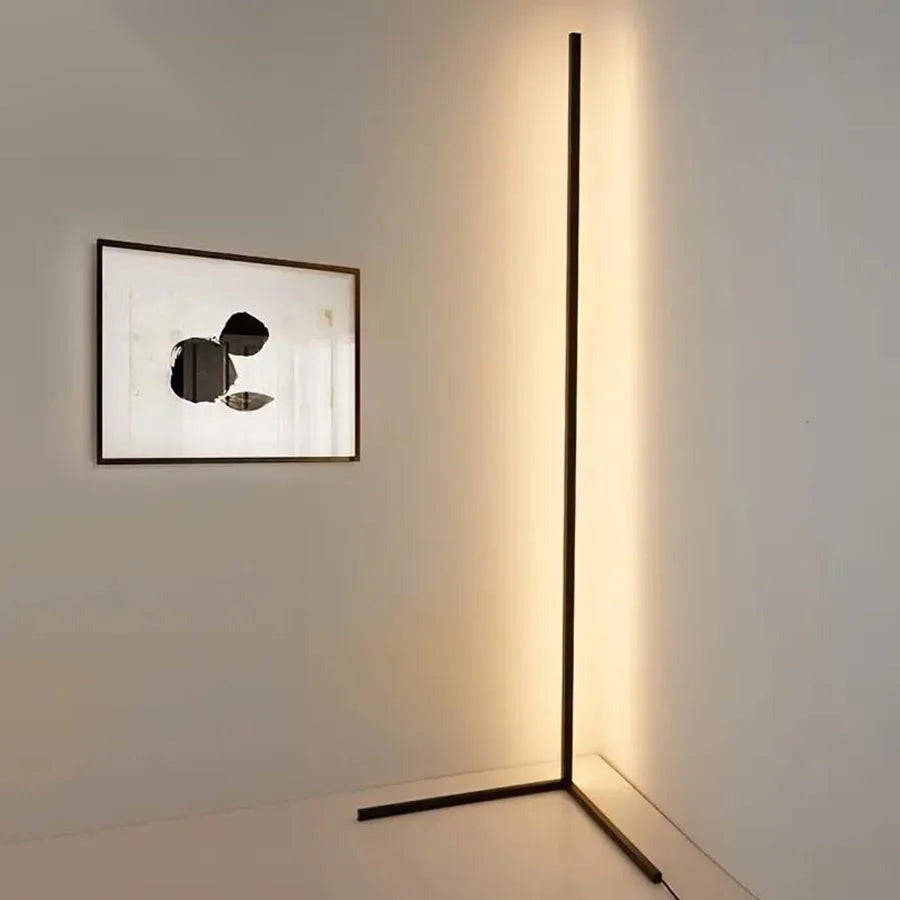 Lampe d'angle LED en lumière blanche chaude dans un salon
