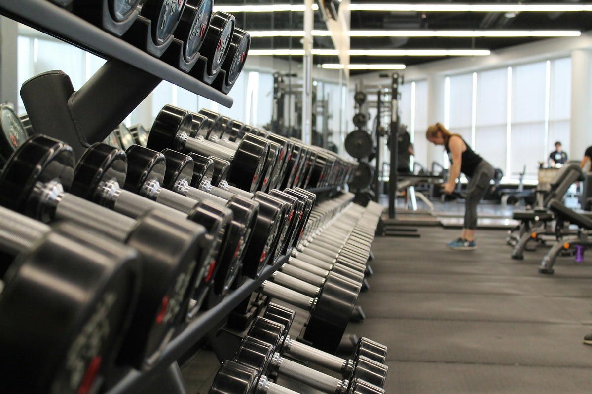 Salle de sport avec haltères et équipements de musculation