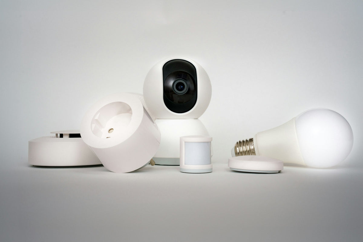 Appareils high-tech et objets connectés posés sur une table