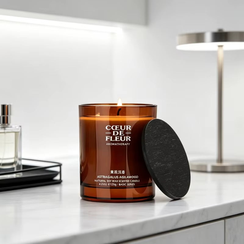 Bougie parfumée posée dans une salle de bain