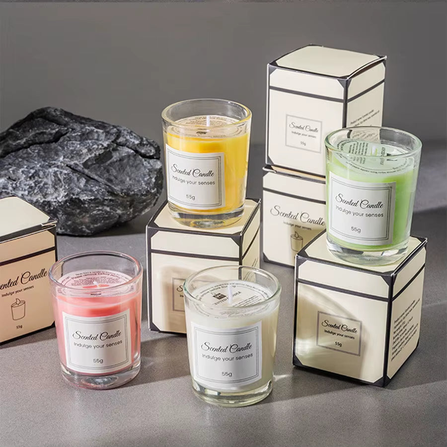 Bougies parfumées allumées avec leurs coffrets