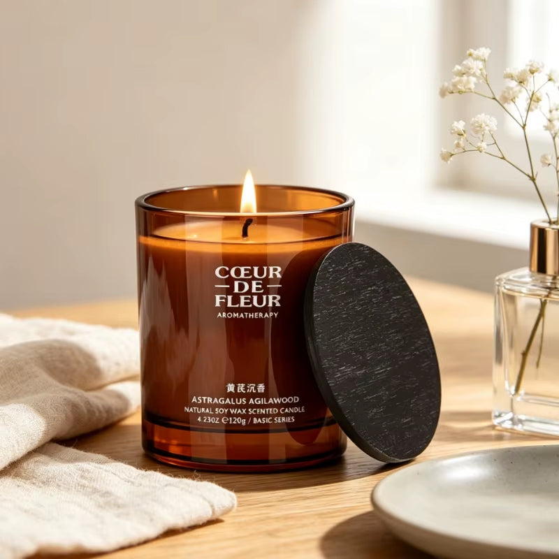 Bougie parfumée à la cire de soja allumée, pot ambré