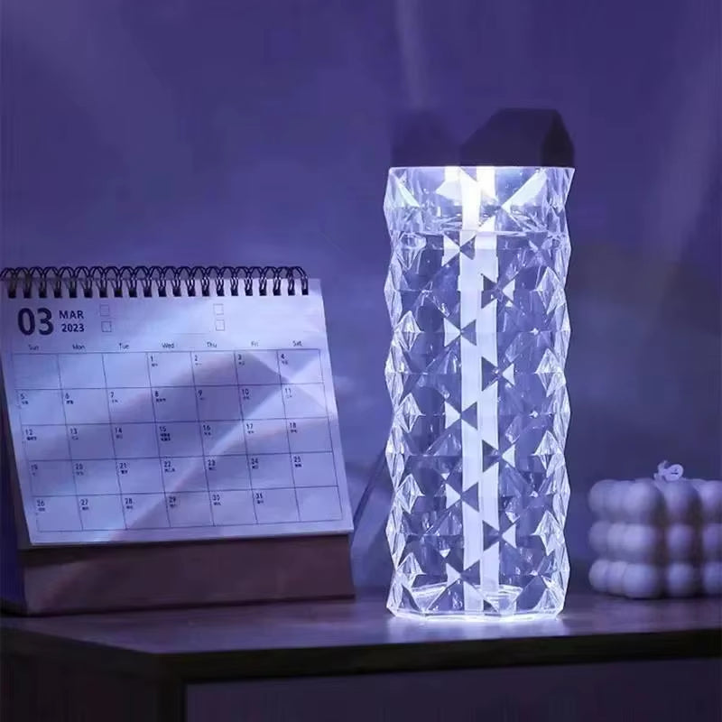 Humidificateur cristal lumineux posé sur un bureau