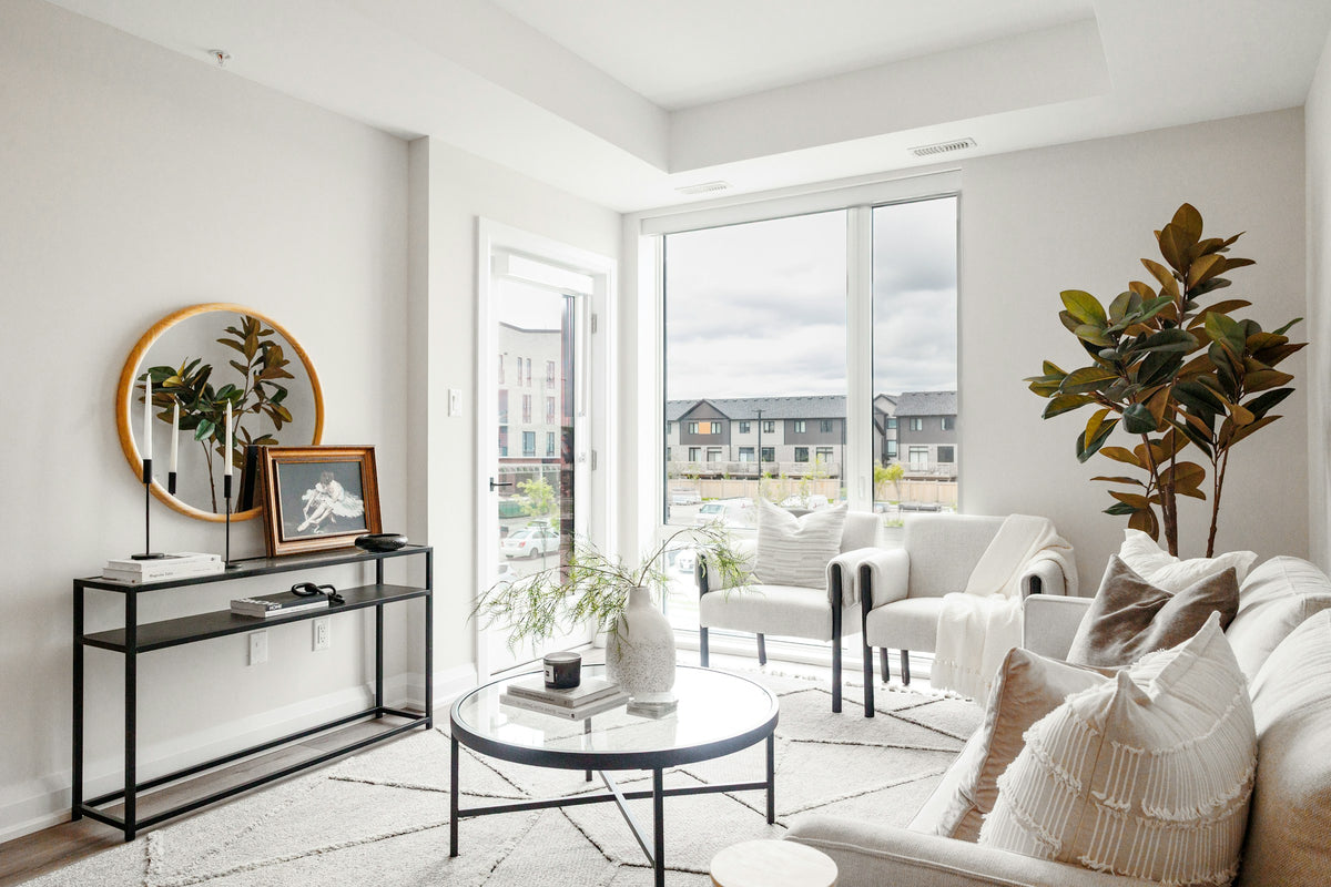 Salon lumineux et minimaliste avec grande fenêtre