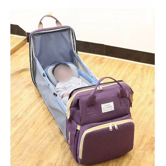 Bébé allongé dans le lit pliable du sac à langer